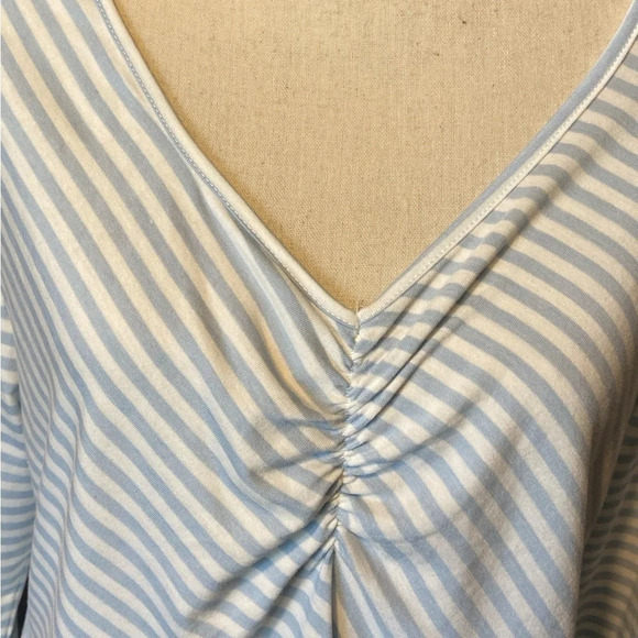 🎀 Baby blue and white striped top 🎀 - Picture 2 of 7